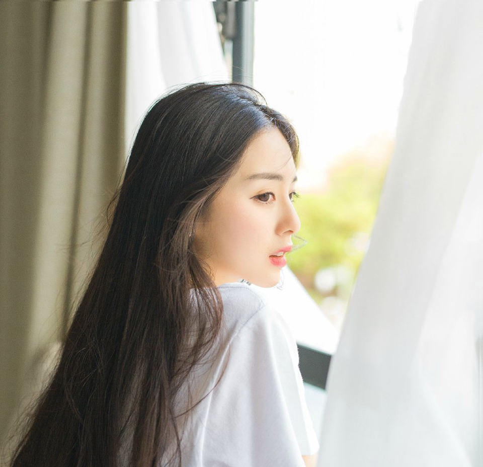 就在众人准备散去的时候，一名小校从议事厅外冲进来，跪在地上凄厉的道：“主公，城上泠苞将军刚刚传来讯息，魏延带领阆中八万大军出绵竹关，已与庞统合兵，此刻已经开始围城了！”